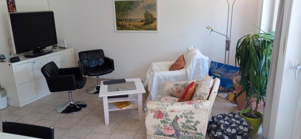 Grosses Zimmer Bad Kueche Wohnzimmer Terasse Garten Zentral Ruhig ランツベルク・アム・レヒ エクステリア 写真